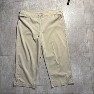 Chicos Weekend perfect stretch
Beige Mid-Rise Capri Drawstring
Pants L/12 (2)